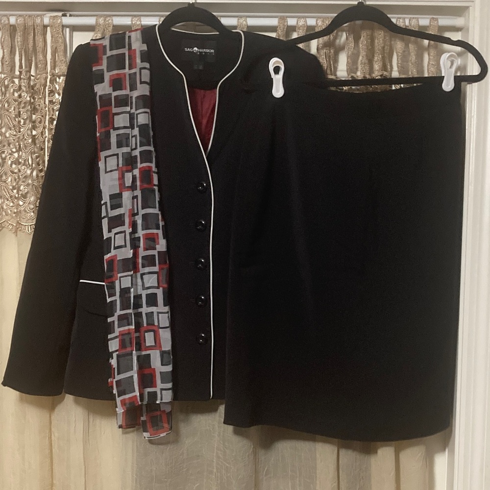 Sag Harbor Suit w/Scarf